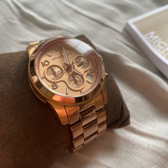 Michael MICHAEL KORS MK5128 Rose Gold Runway Chronograph Quartz Watch - Picture 3 of 5
